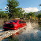 Un conducteur pilote une voiture à travers un lac dans Forza Horizon 5 sur Xbox Series X.